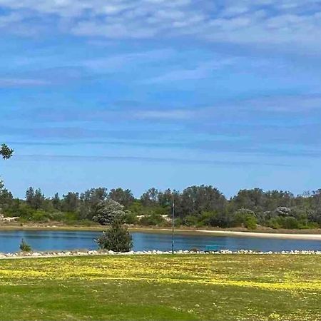 Driftwood Townhouse - Waterfront-Central Location Lakes Entrance Dış mekan fotoğraf