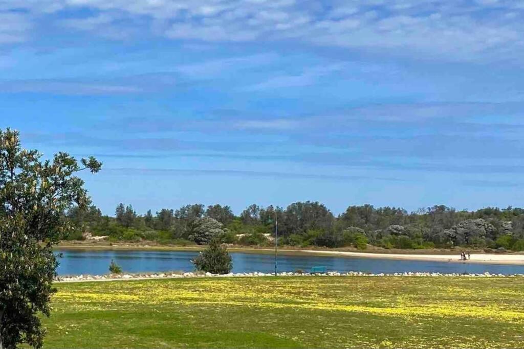 Driftwood Townhouse - Waterfront-Central Location Lakes Entrance Dış mekan fotoğraf