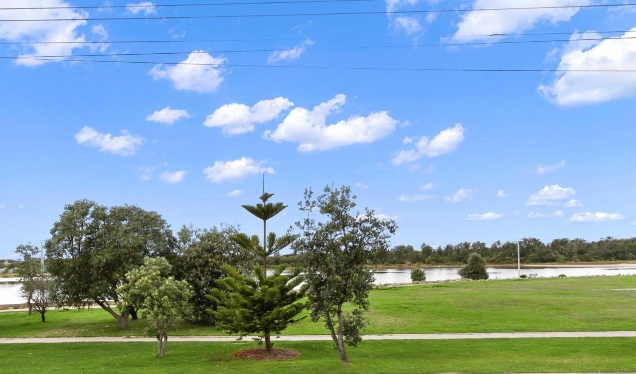 Driftwood Townhouse - Waterfront-Central Location Lakes Entrance Dış mekan fotoğraf