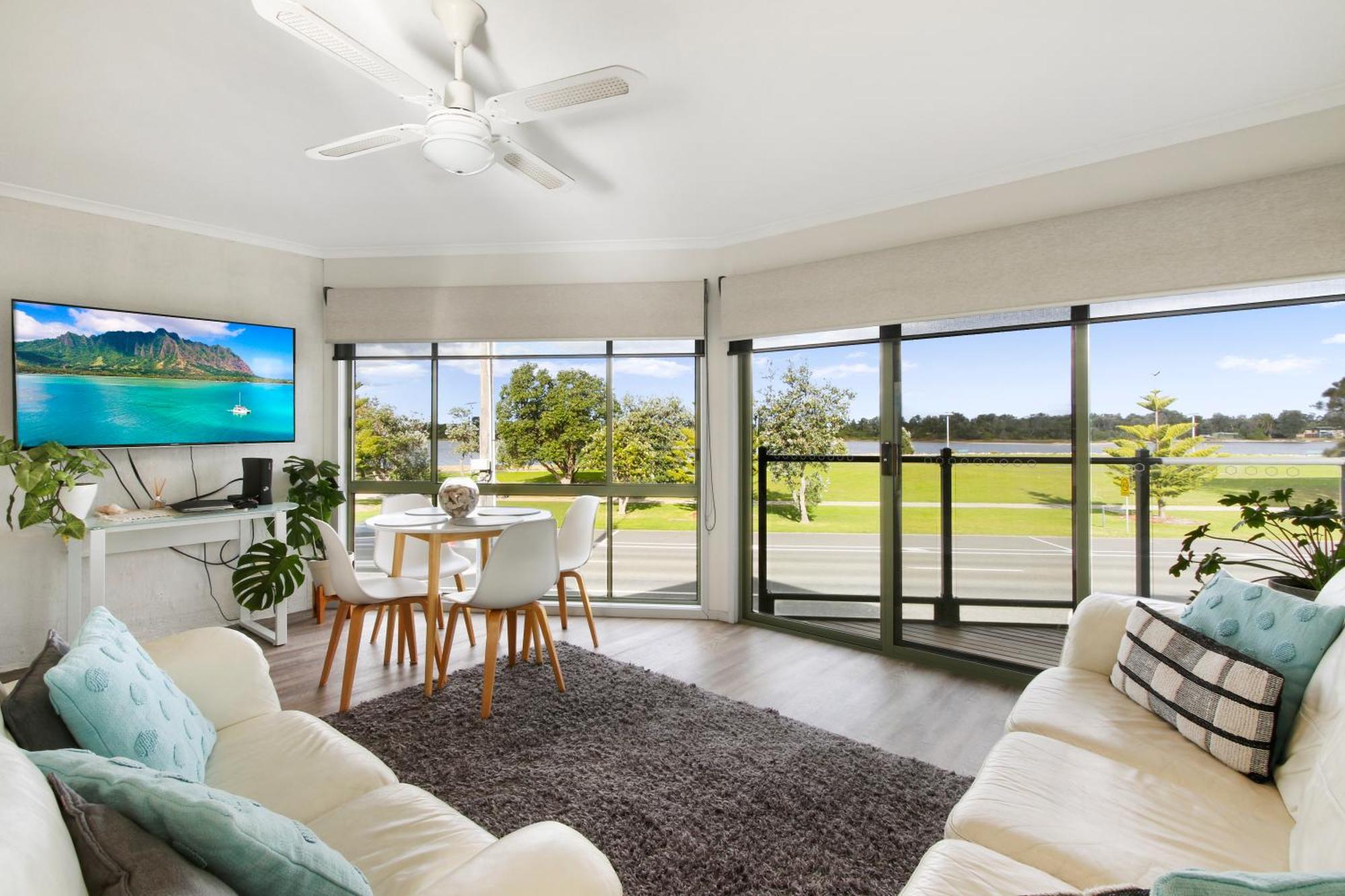 Driftwood Townhouse - Waterfront-Central Location Lakes Entrance Dış mekan fotoğraf