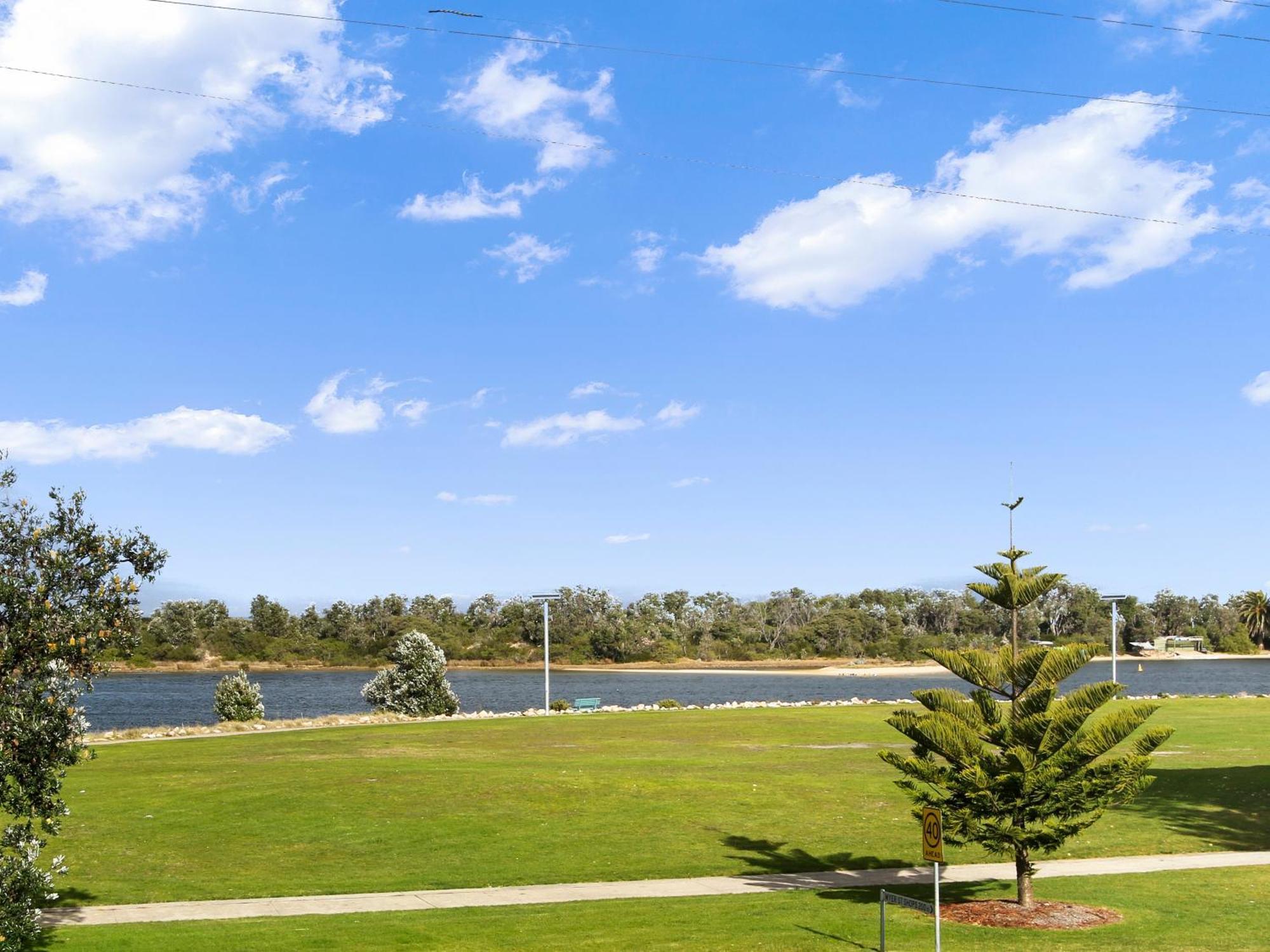 Driftwood Townhouse - Waterfront-Central Location Lakes Entrance Dış mekan fotoğraf