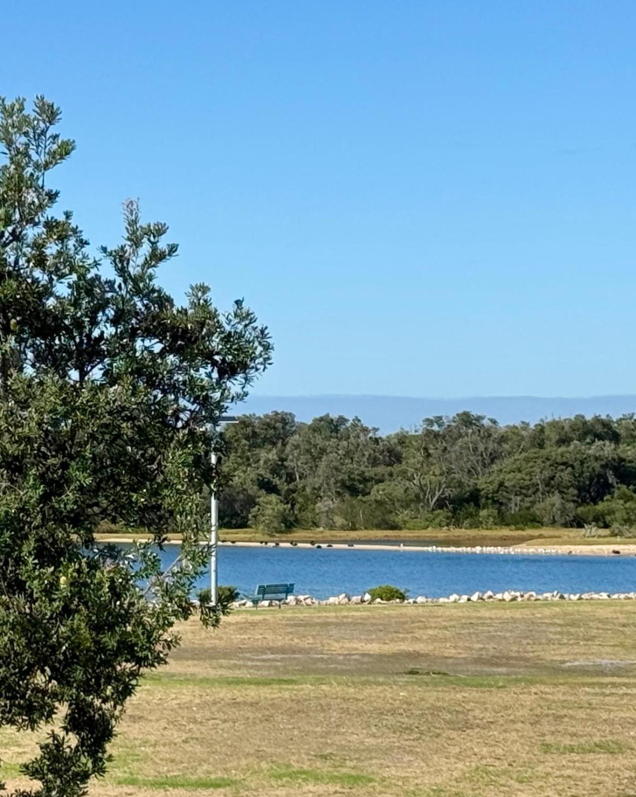 Driftwood Townhouse - Waterfront-Central Location Lakes Entrance Dış mekan fotoğraf